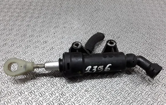 BMW 5 E39 Clutch master cylinder 21526758823