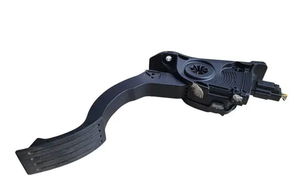 Accelerator throttle pedal