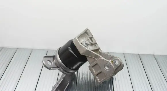 Land Rover Range Rover Evoque L538 Engine mount bracket