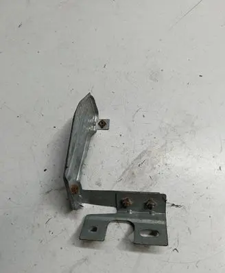 Volvo V40 Fender mounting bracket 631581