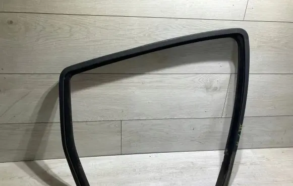 Jeep Grand Cherokee (WK) Rubber seal rear door window/glass 