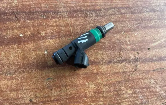 Audi A6 S6 C5 4B Fuel injector 06C133551