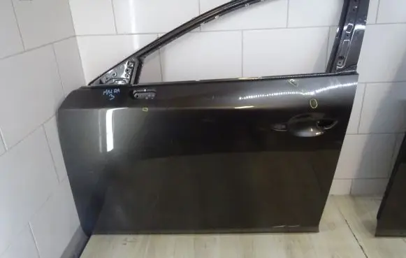 Mazda 3 III Front door