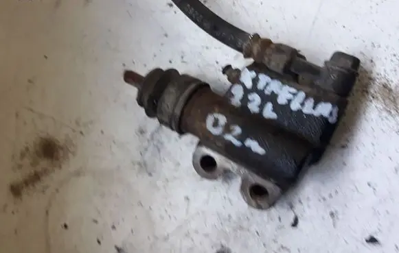 Nissan X-Trail T30 Clutch slave cylinder 