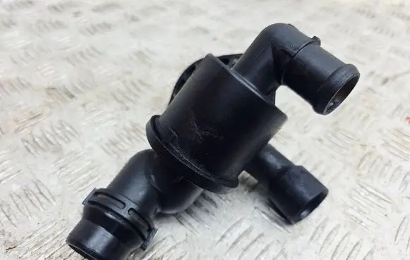 Audi A4 S4 B8 8K Thermostat/thermostat housing 03L121111AD