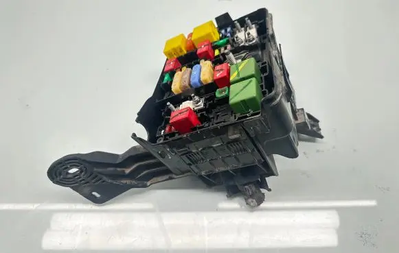 Peugeot 208 Fuse module 4534432 7M29A04P HW178412V