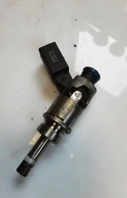 Audi A8 S8 D3 4E Fuel injector 06E906036C 06E036C