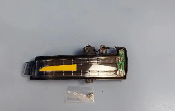 Mercedes-Benz CLS C218 X218 Mirror indicator light VBZM10269PR 2129067501 VM7221WR