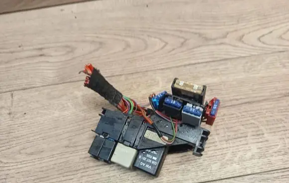 Audi A6 S6 C6 4F Fuse 8A0937530