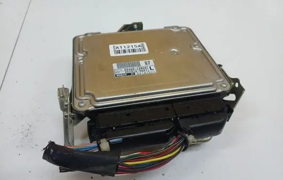 Toyota Corolla E120 E130 Engine control unit/module 8966012B50