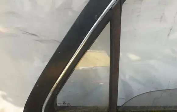 Rear vent window glass
