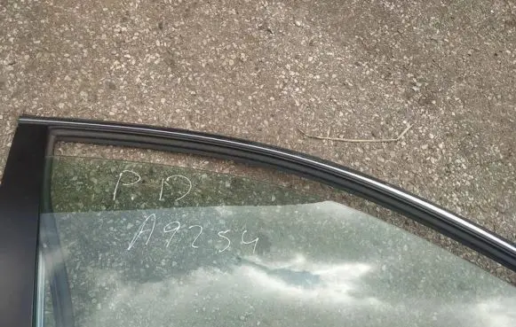 Honda CR-V Front door window glass four-door as2