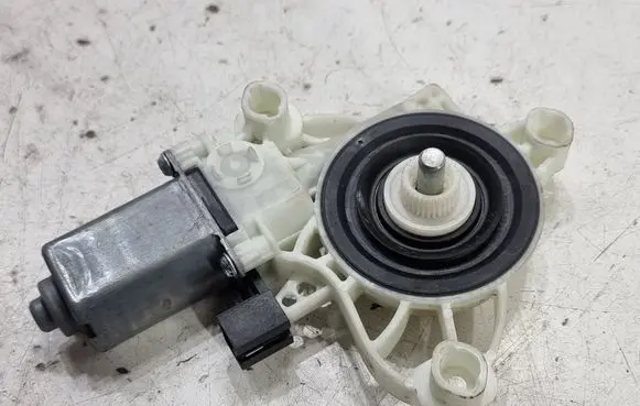 Mercedes-Benz S W222 Front door window regulator motor 0009065806