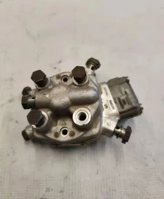 Audi 100 200 5000 C3 Fuel distributor 0438101039