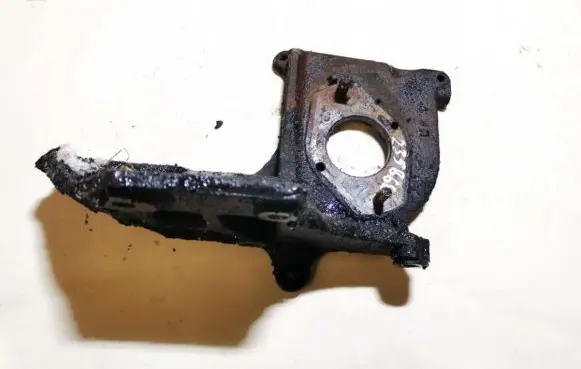 Mazda 626 Engine mounting bracket