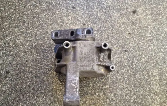 Volkswagen Tiguan Engine mount bracket