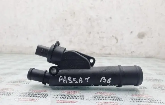 Volkswagen PASSAT B6 Engine coolant pipe/hose 038121132G