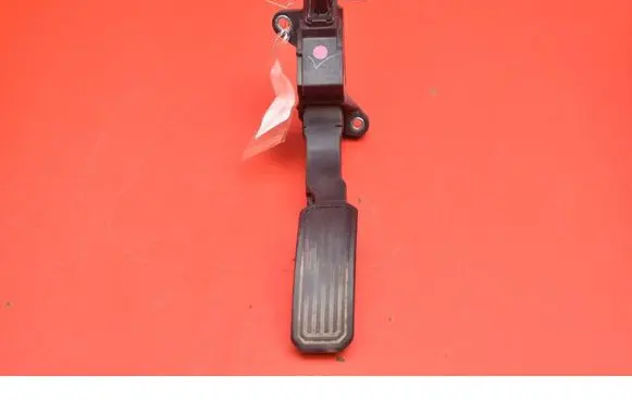 Accelerator throttle pedal