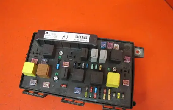 Opel Astra H Fuse module 13206753 5DK00866823