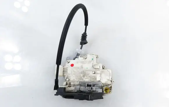 Volkswagen PASSAT B6 Front door lock 