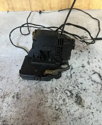 Mercedes-Benz C W202 Front door lock 2037200135