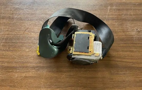 Audi A6 S6 C5 4B Middle seatbelt (rear) 4B9857807