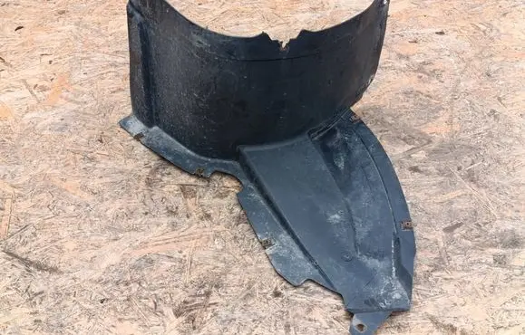 Front wheel arch liner splash guards