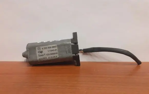 Mercedes-Benz C W203 Seat adjustment motor A2038203642 5888