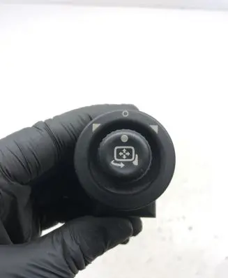Land Rover Discovery 3 - LR3 Wing mirror switch YUF500030