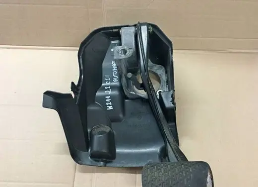 Mercedes-Benz E W211 Brake pedal A2116840918