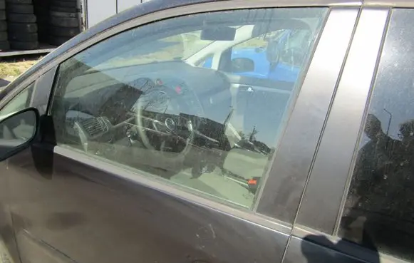 Volkswagen Cross Touran I Front door window glass four-door 
