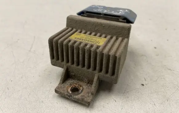 Nissan Juke I F15 Glow plug pre-heat relay 8200859243 FGPR812