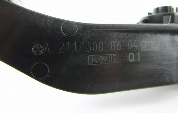 Mercedes-Benz E W211 Accelerator throttle pedal A2113000604
