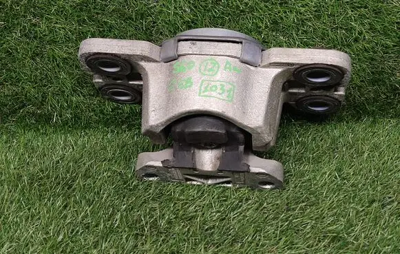 Volvo S60 Engine mount bracket 31316875