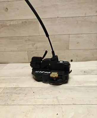 Opel Insignia A Front door lock 3023880