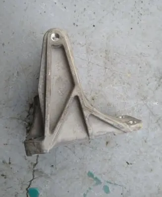 Nissan Leaf II (ZE1) Gearbox mounting bracket