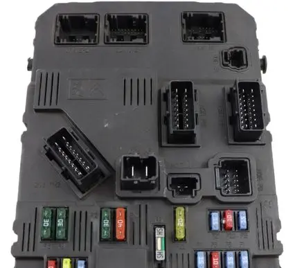 Peugeot 206 Fuse module 9653667780 S118085120E