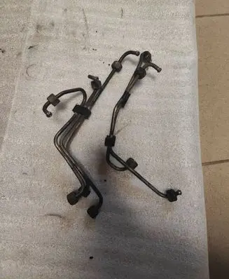 Volvo V70 Fuel injector supply line/pipe 