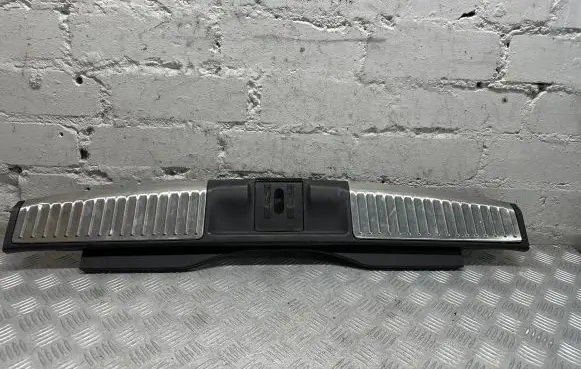 Trunk/boot sill cover protection