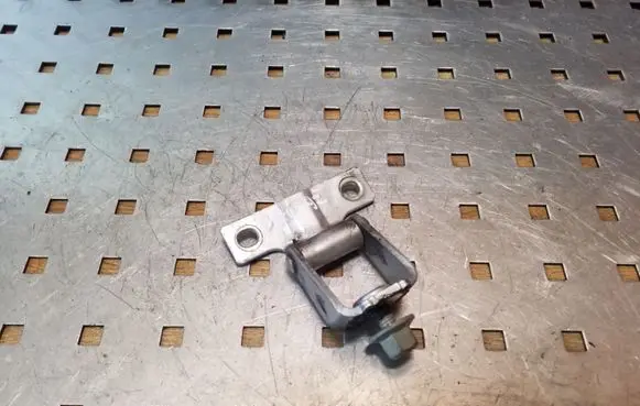 Mitsubishi Colt Tailgate/trunk/boot hinge