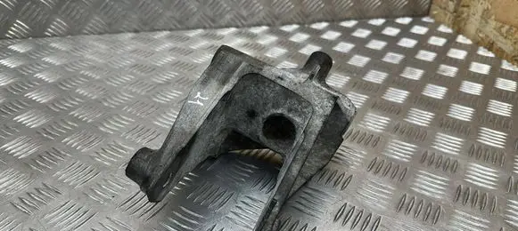 Chevrolet Captiva Engine mounting bracket X00765