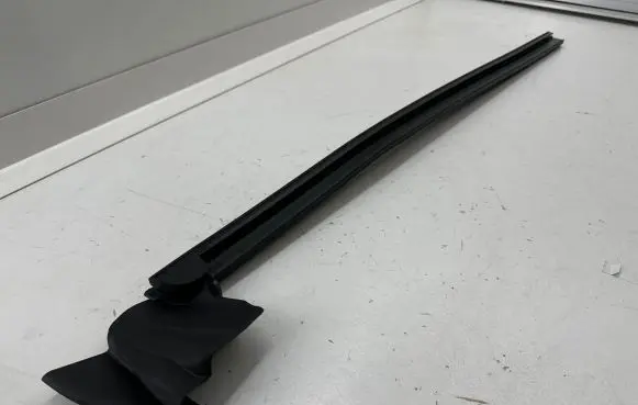 Tesla Model Y Rubber seal front door window/glass 150006200C