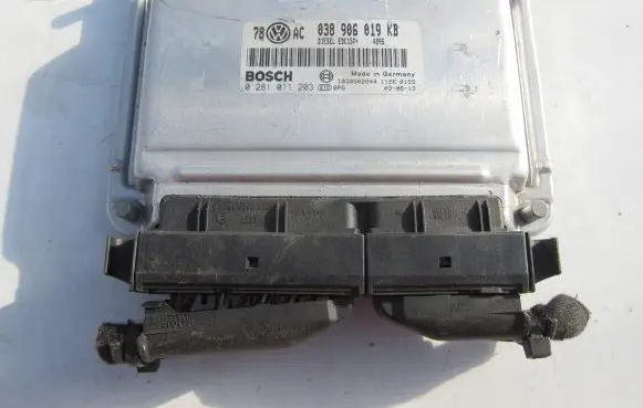 Volkswagen PASSAT B5 Engine control unit/module 038906019KB 0281011203