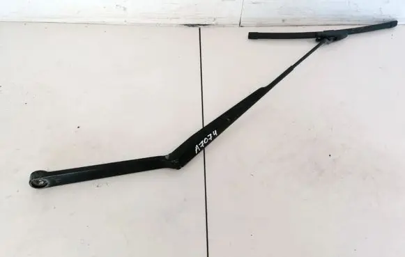 Nissan X-Trail T30 Front wiper blade arm
