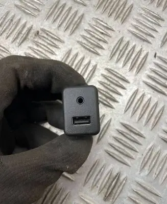 Opel Corsa D USB socket connector 25832462