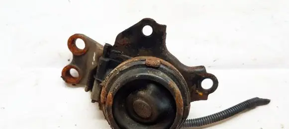 Honda FR-V Engine mount bracket