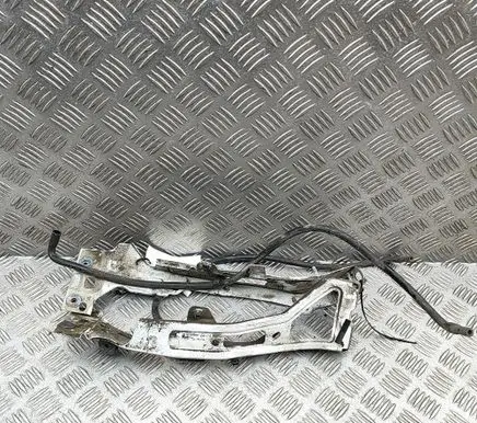 Audi A5 Fender mounting bracket 8W6821131B 8W6821132B