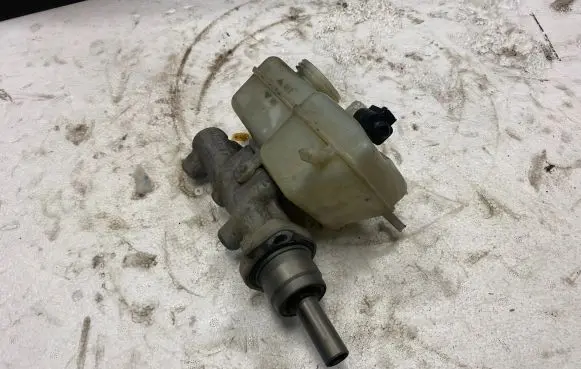 Skoda Fabia Mk2 (5J) Master brake cylinder