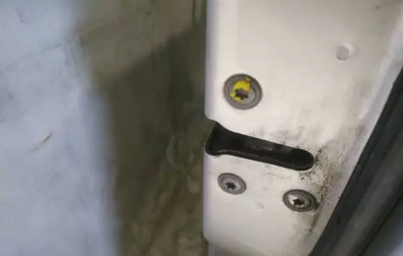 Nissan Pathfinder R51 Front door lock
