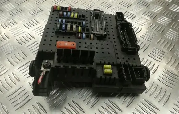 Volvo V70 Fuse module 28017881